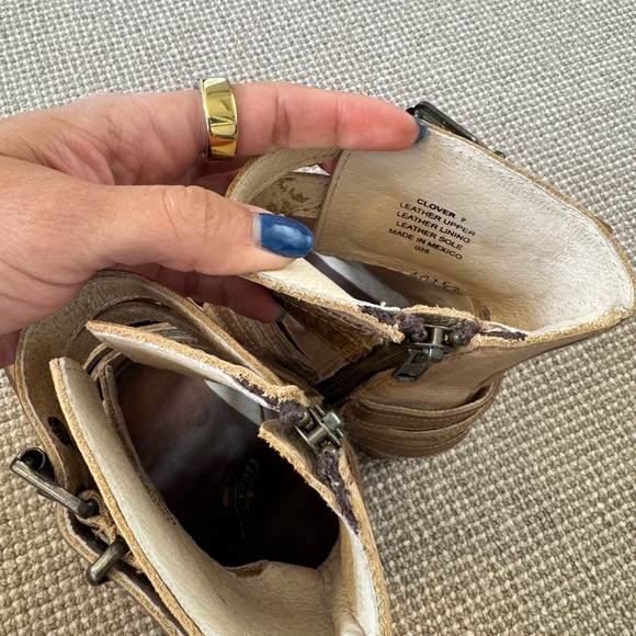 FreeBird Stylish Tan Leather Ankle Boots - Picture 4 of 5